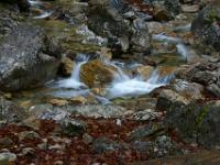 Der Lainbach springt über Felsklötze